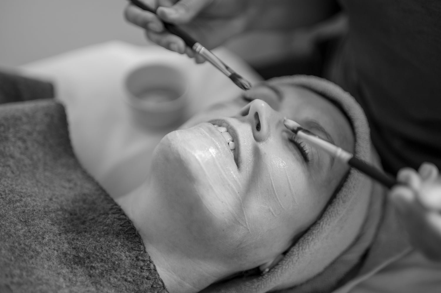 Gitte der udfører japansk ansigts lifting på en klient